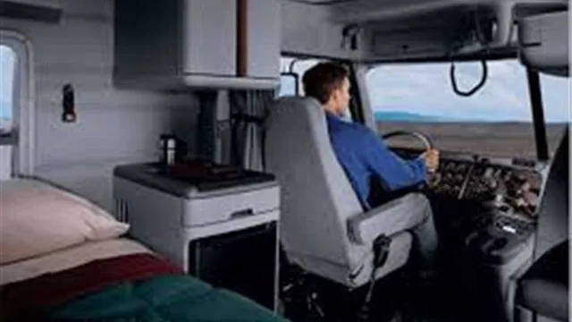 ۱۰ وسیله ضروری داخل کابین کامیون